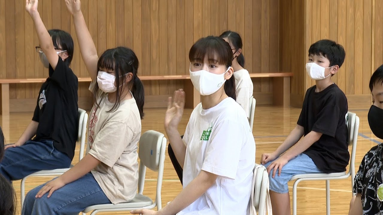 綾瀬はるか しっかり小学生に恐縮 サプライズで授業参加 届けよう 服のチカラ プロジェクト 出張授業特別編 In 福島 Youtube
