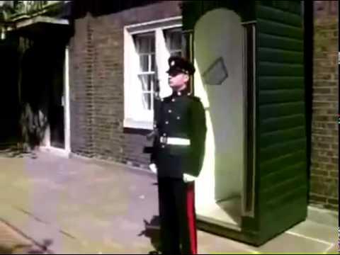 Ako rozosmiať Britského strážcu