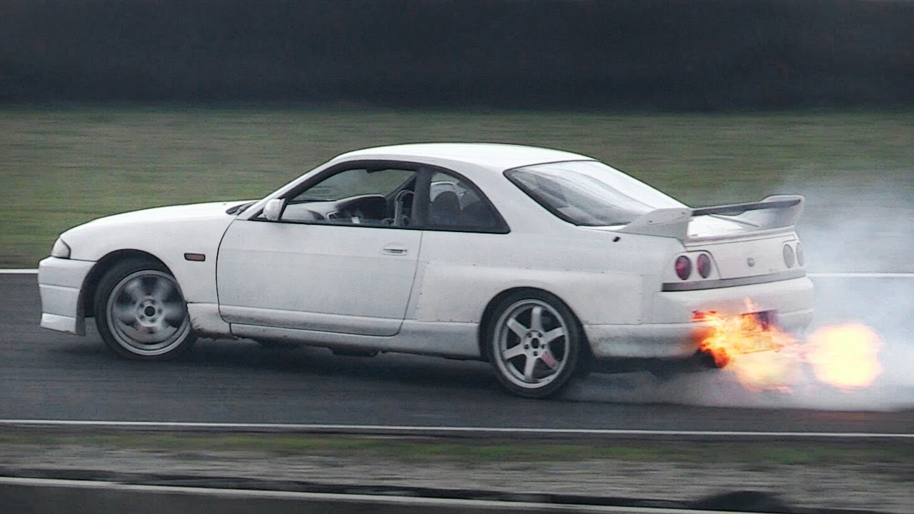 Nissan Skyline R33 Gts T Drifting Spitting Huge Flames Youtube