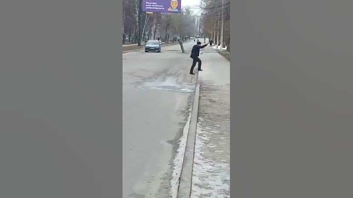Реактивный снаряд прилетел прямо на глазах людей и воткнулась дорогу. 28.02.22 утро.