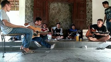 Akustikan di bawah tiang bendera