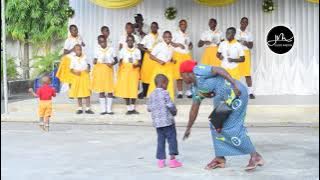 MTOTO ALIYESHANGAZA WENGI KWA KIPAJI CHAKE CHA KUONGOZA KWAYA (KUCONDUCT), HAACHI BEAT AJAZWA MAHELA