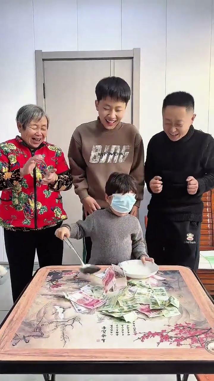 蒙眼铲钱游戏，铲多少给多少！#Cute baby#Cute#呆萌小米宝#聪明宝宝#萌娃