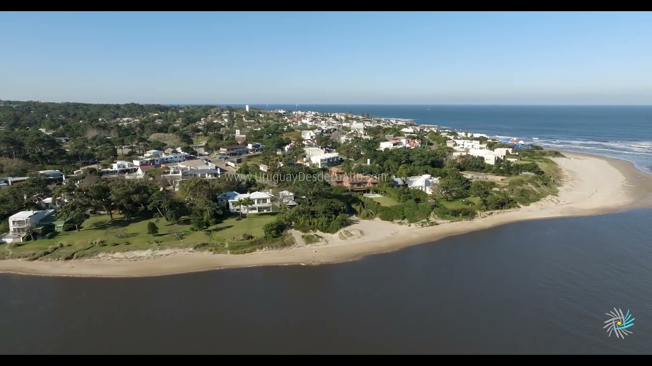 Video aéreo en La Barra de Maldonado, el puente ondulante y las playas sobre el arroyo M3 17442 52