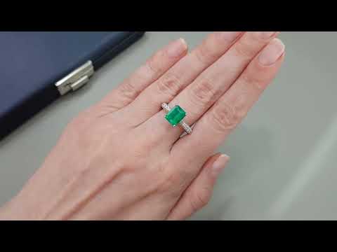 Ring with 2.25 ct Vivid Green Colombian emerald and diamonds in 18K white gold Video  № 1