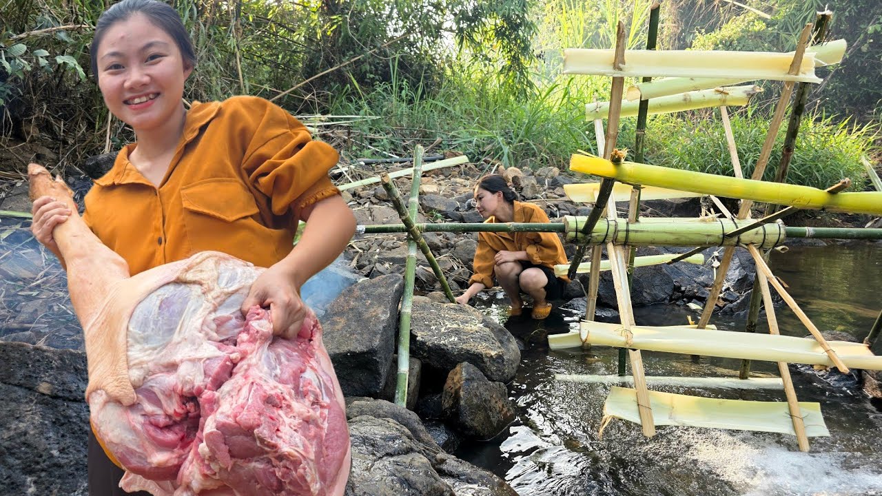 Мать-одиночка в лесу: использует бесплатную воду и делает огромное водяное колесо для жарки мяса