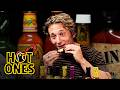 Jeremy Allen White Affronte Le Chaos En Mangeant Des Ailes Ultra Piquantes Hot Ones mp3