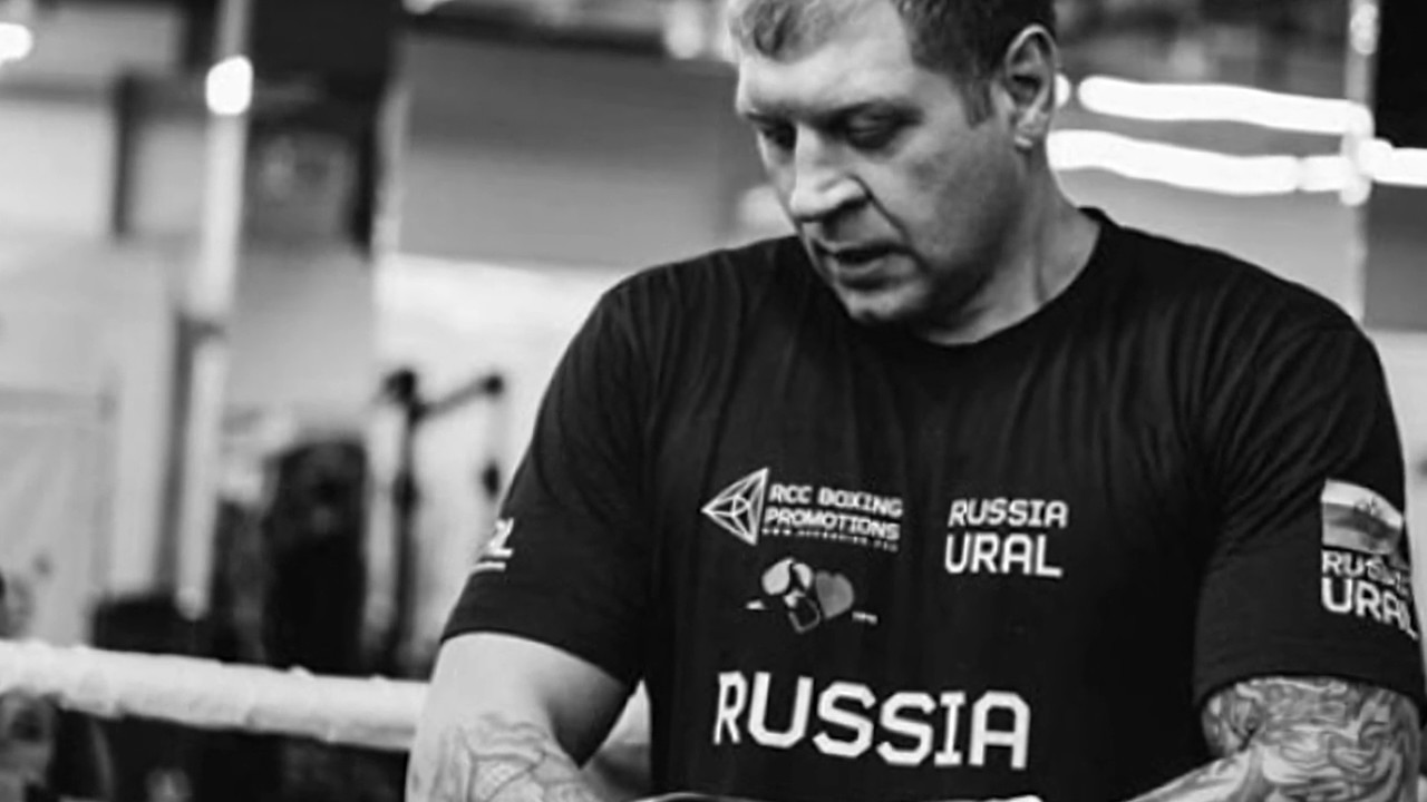 Емельяненко на золотом мерседесе