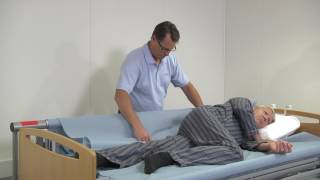 Disposable Laken Verwisselen Terwijl De Cliënt In Bed Ligt