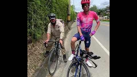 A 45 Km por hora un aficionado le siguio la rueda de Rigoberto Urán