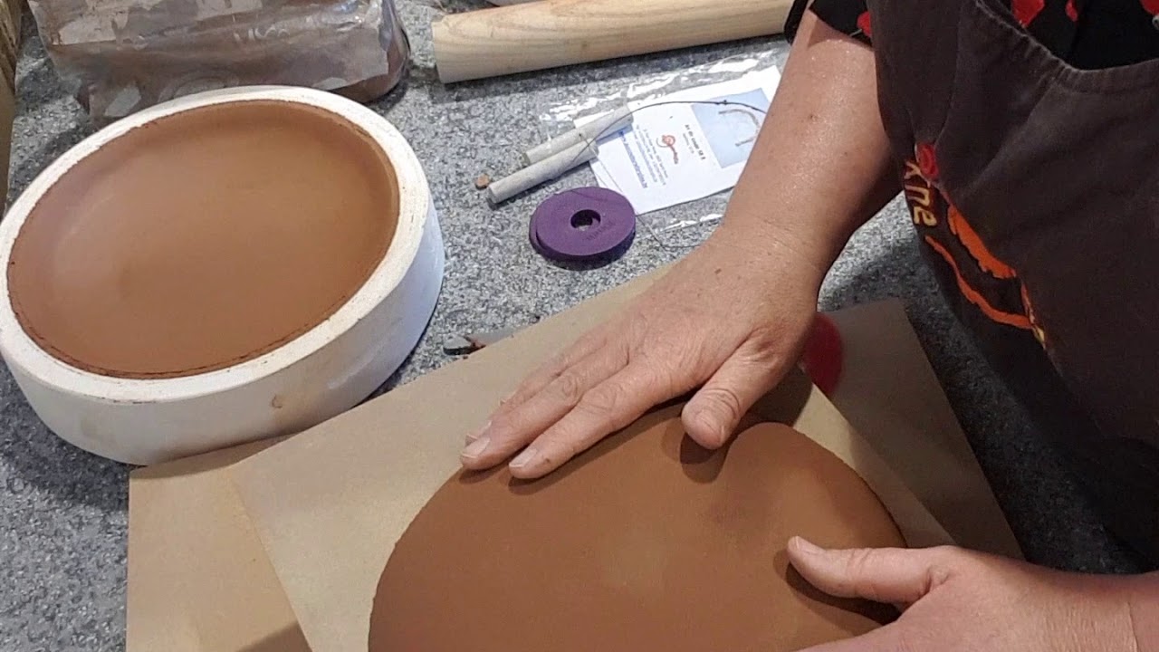 Comment estamper une plaque dans un moule assiette ? Et comment la démouler ? Partie 2