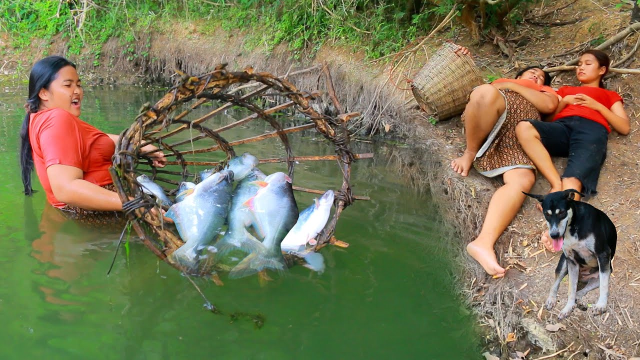 Women Found Catfish at river - Roast Catfish for dog  Eating delicious HD