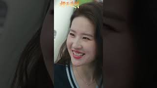 谢之遥调侃红豆大美女不可靠,反被拍打!这恋爱中的打情骂俏太可爱了!你恋爱时也这样吗?#去有风的地方#神仙姐姐#李现