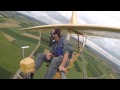 Hombre vuela un planeador presentado originalmente en 1938