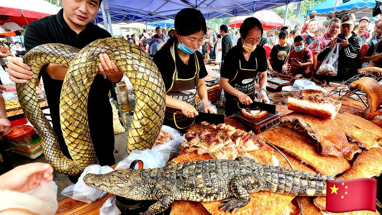 中國廣東傳奇野生傳統大集，手拿10斤重大蛇人們搶着買鱷魚🐊品種繁多各類家禽動物特色小吃看不完！煎魚餅，倫教糕，雞仔餅，牛雜，燒骨，特色糕點，新鮮蔬果海鮮野生動物植物！