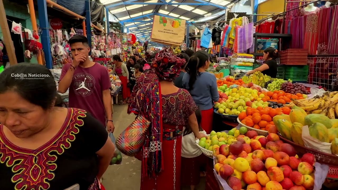 La calle entechada convertida en mercado en Nebaj