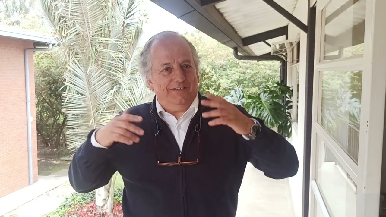 Estudiantes que aprenden de Estudiantes en el Gimnasio Campestre Reino Británico Bilingüe.