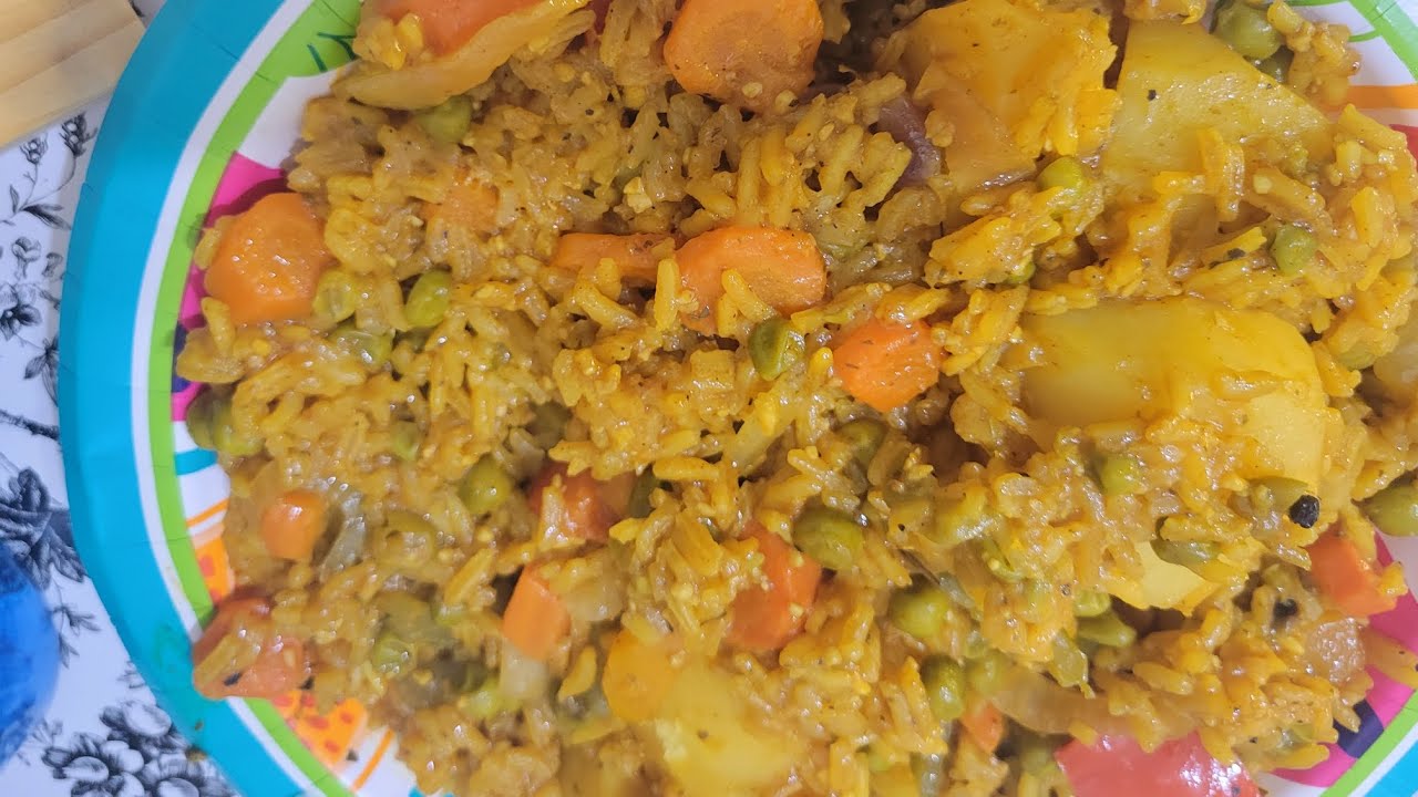 DORE UKO WATEKA umuceri nibirayi birimo imboga.