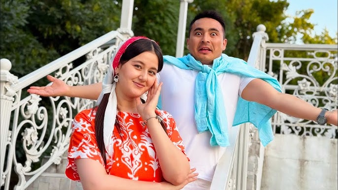 30 ayol tort oyoqqa turib, mushukini korsatadi