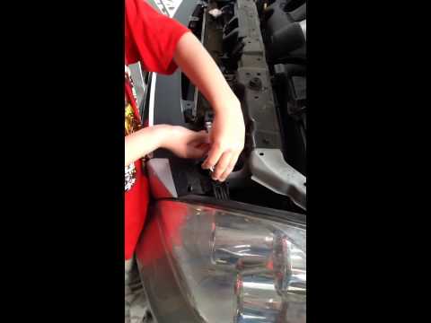 How to Change a Headlight Bulb (2007 Hyundai Entourage)