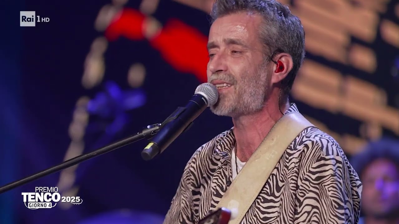 Daniele Silvestri premiato al Premio Tenco 2025 e canta ''Le cose in comune'' e ''Mi persi''