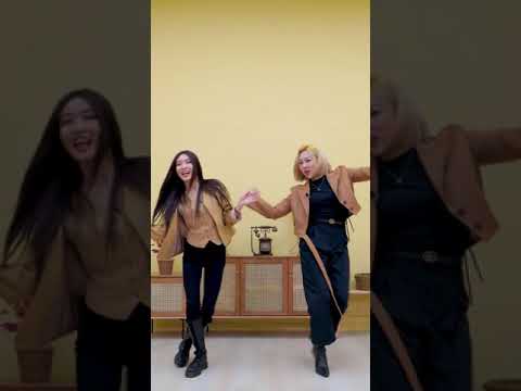 청하와 킬링미 챌린지 했더니 라라는 힐링미🧡 Killing Me challenge with <strong>Chungha</strong> X Lala (Enjoycouple)