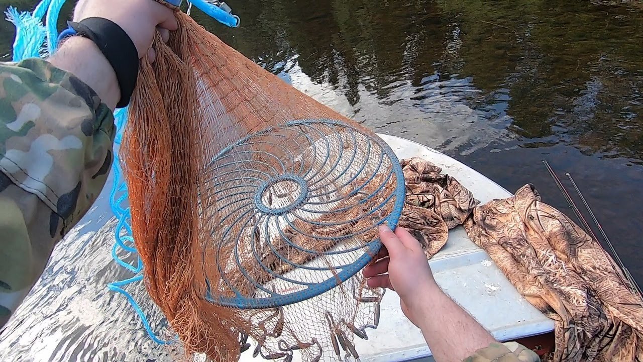 Кастинговая ловля рыбы. Заброс кастинговой сети с большим кольцом. Рыбалка кастинговой сетью с большим кольцом. Кастинговая сеть заброс. Правильный заброс кастинговой сети.