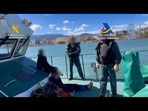 Detenidos dos polizones que se lanzaron al mar con 100 kilos de cocaína desde un portacontenedo