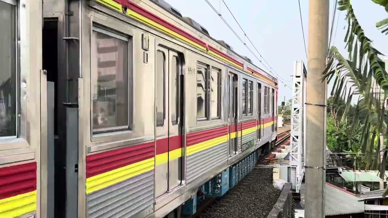 KRL Tokyu 8518 Jalita di Stasiun Kampung bandan