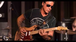 George Lynch with members of Whitesnake, Warrant backstage (part one)