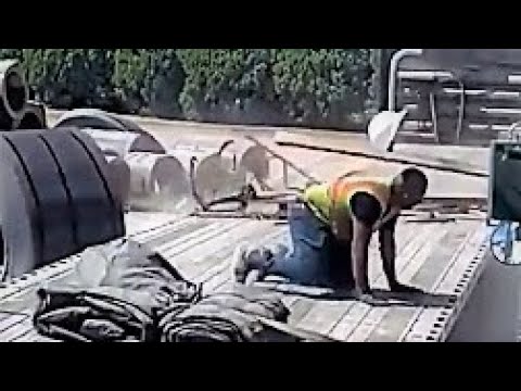 TOTAL IDIOTS AT WORK 15