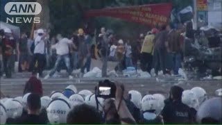 トルコのデモ隊、撤退拒否　警官隊が強制排除（13/06/16）