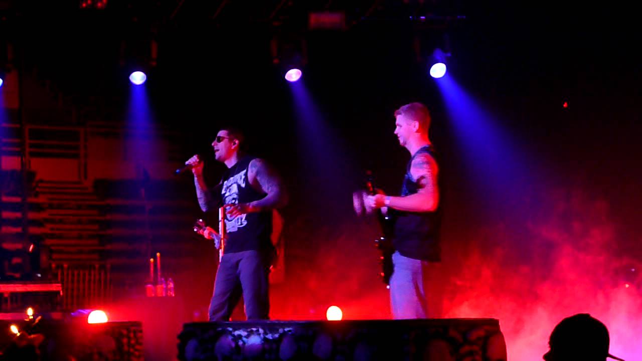 Avenged Sevenfold - So Far Away w/ fan playing lead guitar