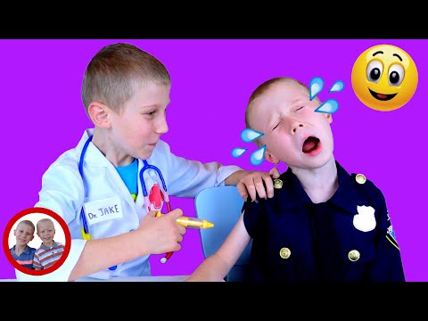 مجموعة ألعاب الطبيب الم الرقبة مايك وجيك يتظاهران باللعب طقم الطبيب