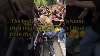 Bodyguards and assistants tried to help Rosé escape the crowd #shorts #blackpink #rosé Resimi