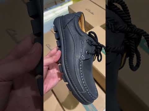 عرض كلاركس اسود برباط طبي متوفر الان حتي مقاس 47