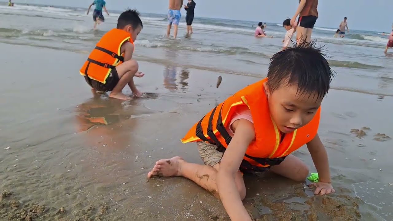 "Hành trình khám phá biển Thạch Hải cùng cặp sinh đôi Min Max | Vlog gia đình vui nhộn"