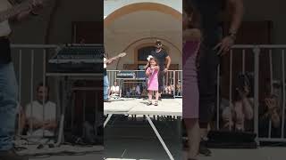 Mila Chante Sur La Scène Aux Sainte-Marie De La Mer