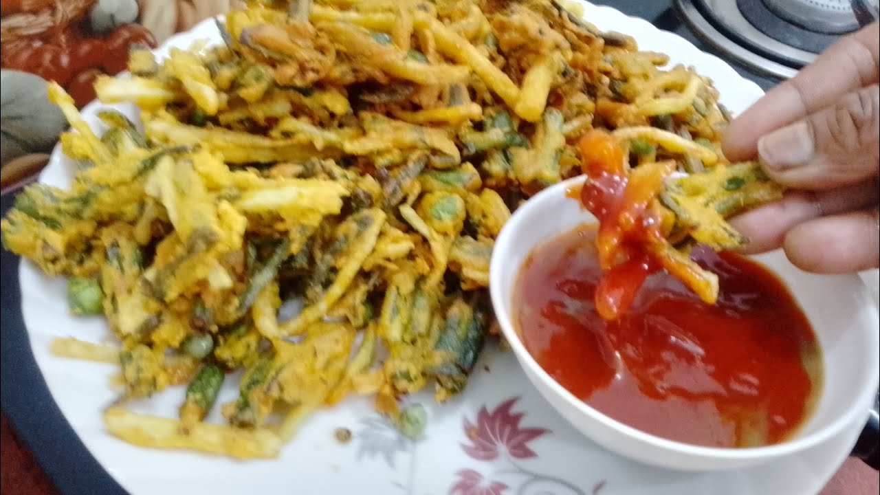 दो कच्चे आलू हरे प्याज के पत्ते और मटर से झटपट तैयार होने वाला नाश्ता#