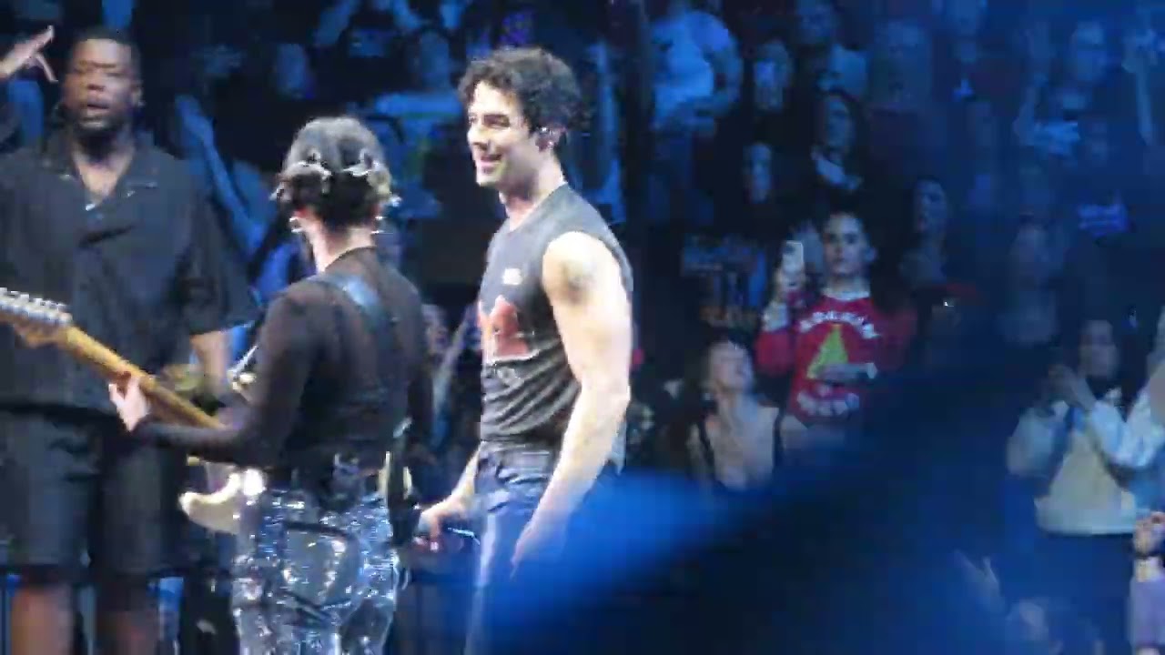 Jonas Brothers / DNCE : Cake By the Ocean (Live)