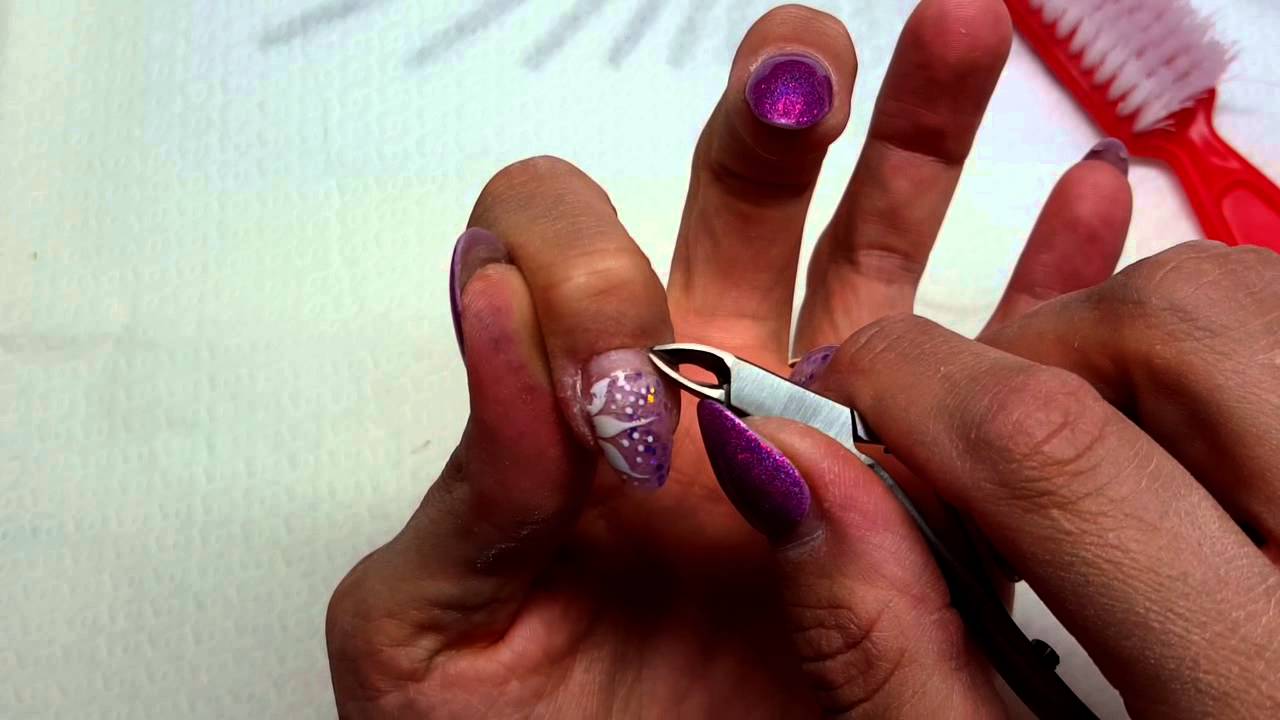 Come preparo l'unghia prima di un refil