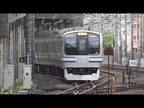 西千葉駅前を通過して行く総武快速線　通勤快速大船行き　（E217系）