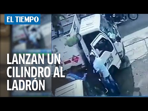 Vendedores frustran robo lanzándole un cilindro al ladrón