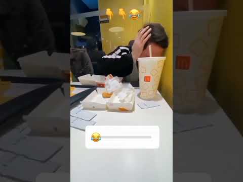 شاهد الرجل الذي اضحك مطعما كاملا اغرب ضحكة سمعتها