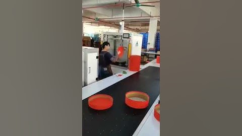 Round box wrapping machine