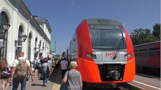 Поезд «Ласточка» Печоры – Санкт-Петербург. Грузовой поезд с углём следует на станцию Псков-2