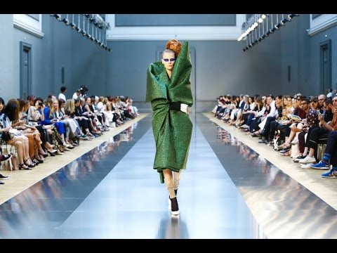 Video: Pertunjukan paling terang pada Minggu Fesyen Haute Couture musim panas 2015