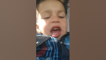 طفل صغير يحاول قراءة سورة الفاتحة