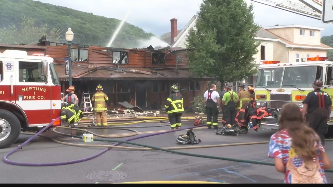 Crews battle apartment fire in downtown Tyrone - YouTube