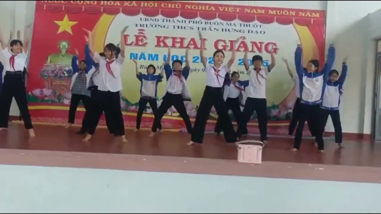 Buổi tổng duyệt bài múa 20/11 của lớp Juriel 7H - Trần Hưng Đạo